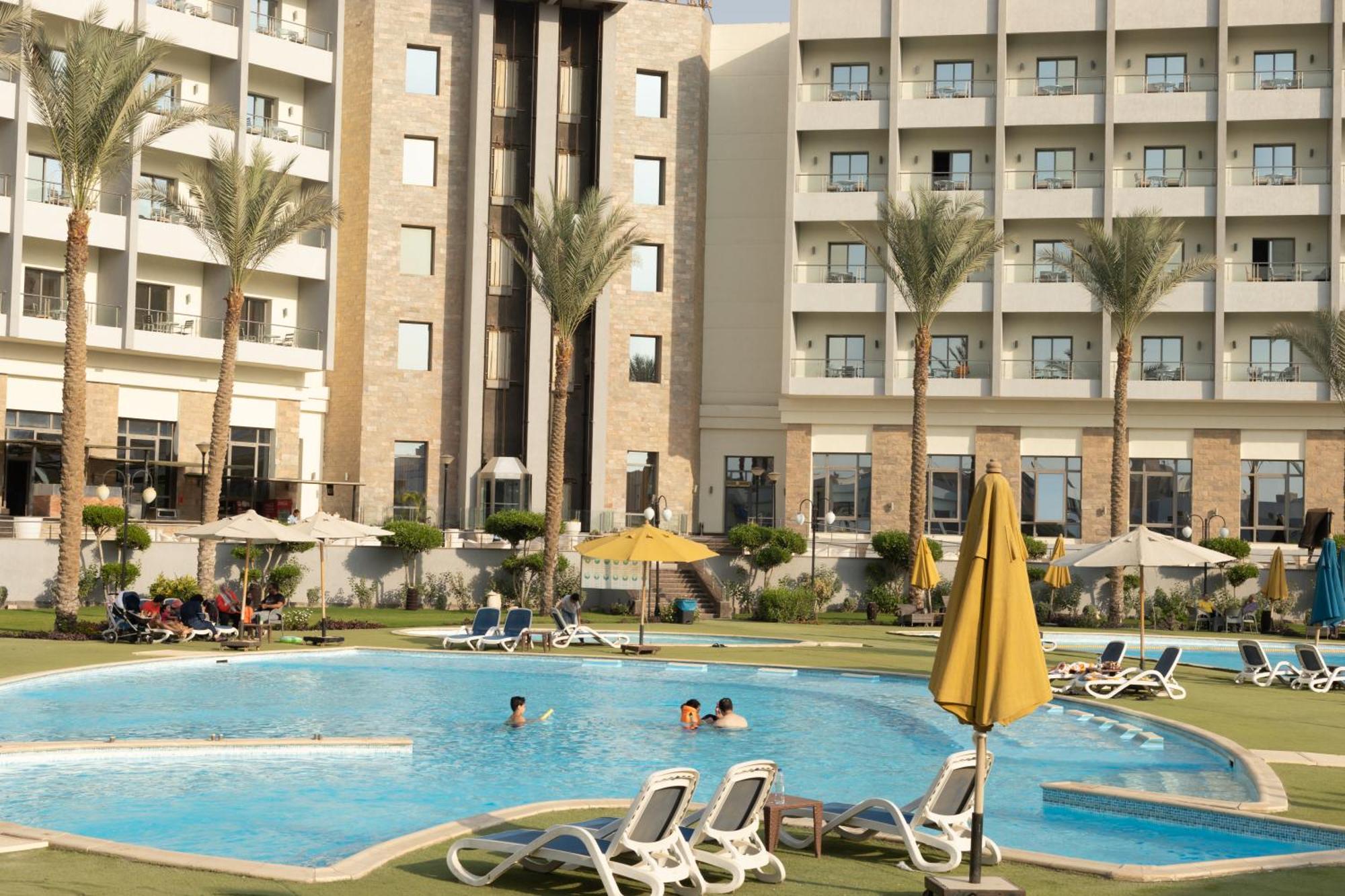 Jewel Sport City And Aqua Park Cairo Exterior photo The swimming pool at the Hilton Luxor
